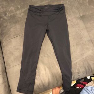 LULU LEMON CROPPED WORKOUT LEGGINGS